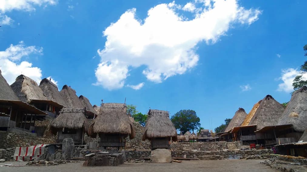 Desa Bena Labuan Bajo: Daya Tarik, Rute, dan Jam Bukanya