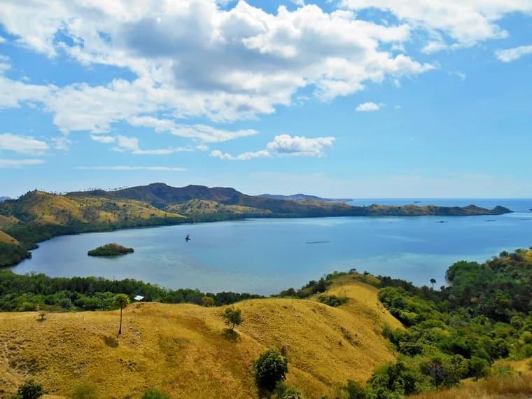 Bukit Cinta Labuan Bajo, Spot Tercantik untuk Berburu Sunset dari Ketinggian